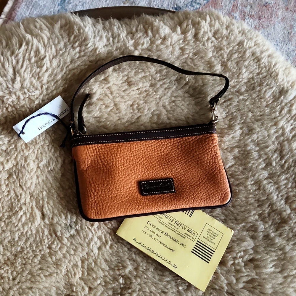 Gorgeous NWT Dooney & Bourke Large Slim Tan Wristlet or Small Purse 🤎🎁